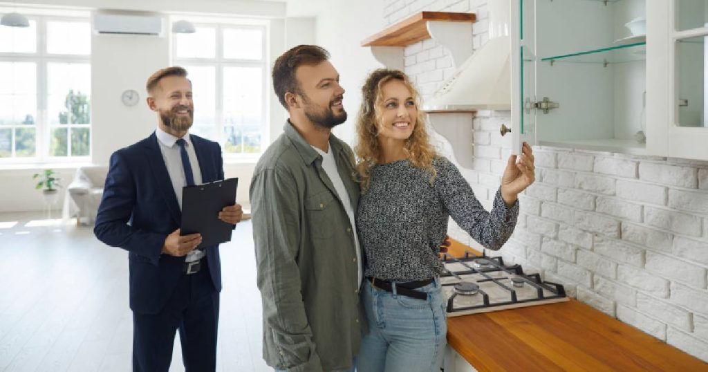 Een koppel koopt een nieuwe keuken na het demonteren van hun oude keuken.