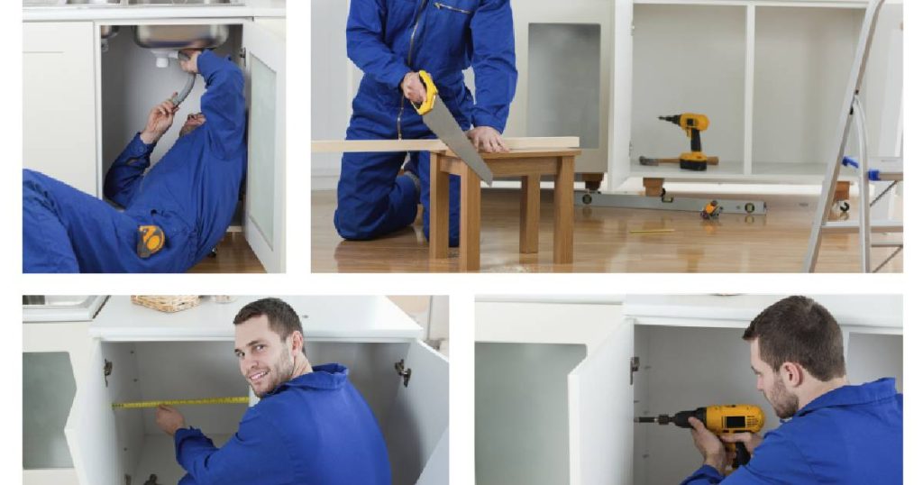 Een keukenrenovatie expert in blauwe overall in 4 afbeeldingen: een beeld van de expert die werkt aan de afvoer, de expert die een plank zaagt, een kast opmeet en een kast monteert. 