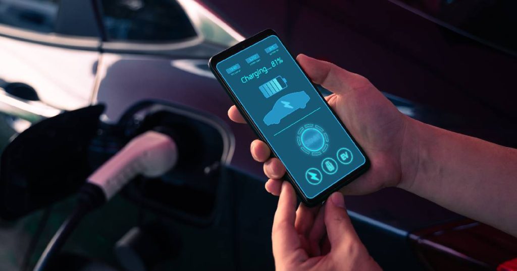 Een smartphone waarop de applicatie van een online laadpaal is geopend. De app geeft het energieverbruik en verloop van het laadproces weer, iets wat niet kan als de laadpaal offline is.