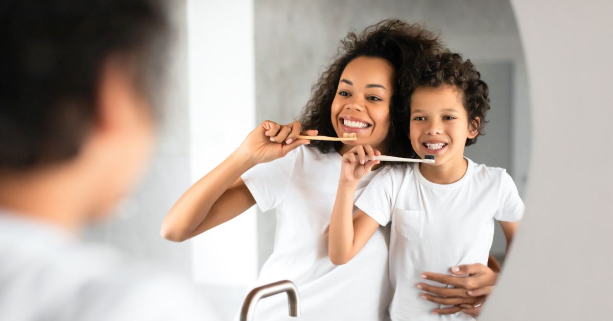 Ouder en kind poetsen samen tanden