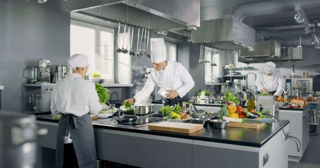 Een professionele parallel keuken in een restaurant.