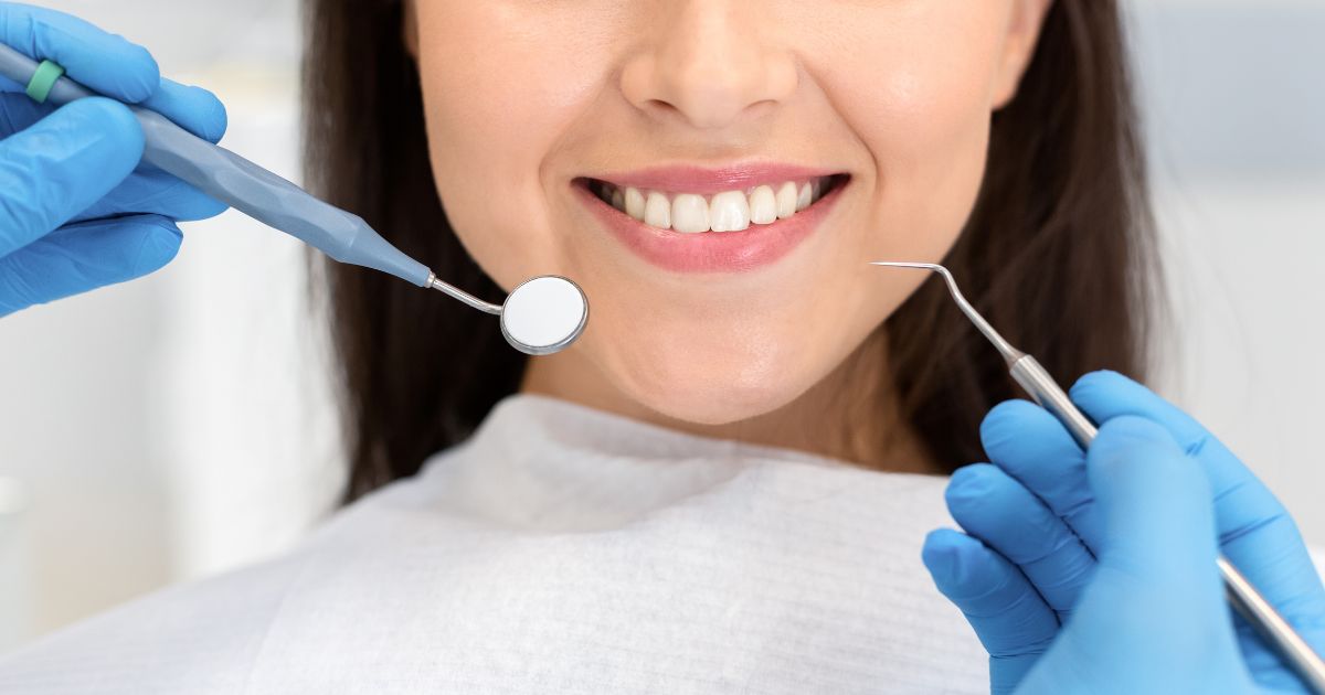 Patiënt ondergaat een tandverzorging bij de tandarts