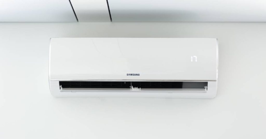 Een Samsung airco wandmodel, een airconditioner van hoge kwaliteit tegen een witte muur net onder een wit plafond.