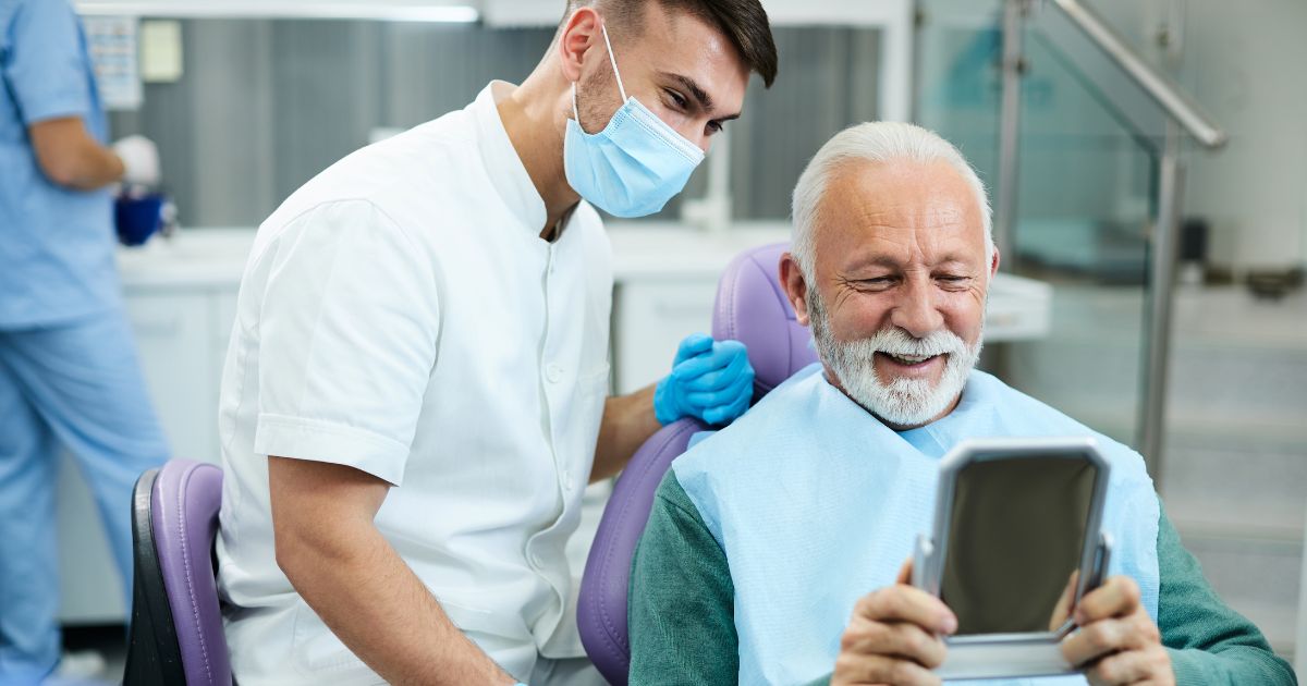 Senior patiënt blij met resultaat tandverzorging