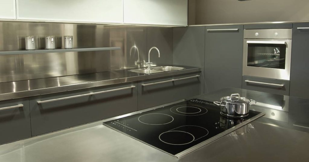 Een keuken met werkblad uit roestvrij staal of inox, één van de soorten werkbladen met een hoge duurzaamheid en een stoere industriële look die ook in bedrijfskeukens gebruikt wordt.