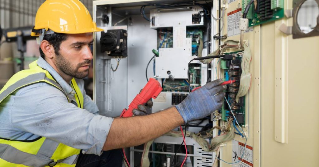 Een erkend keurder keurt de elektrische installatie van een woning waar men net thuis een laadpaal heeft laten installeren.