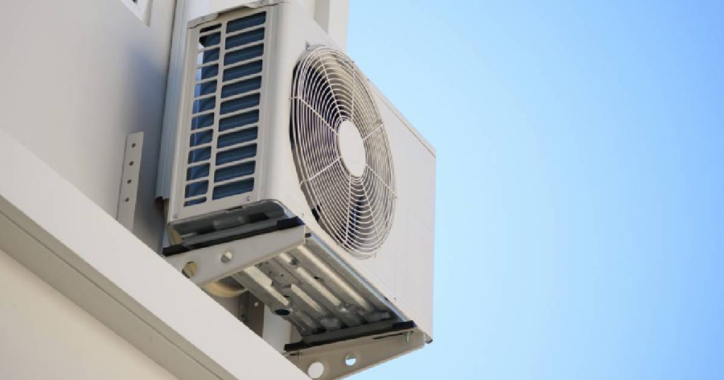 Een gevel: één van de beste plekken waar je de buitenunit van een airco systeem kunt plaatsen als je de slaapkamer wilt afkoelen. De buitenunit is met beugels aan de muur bevestigd.