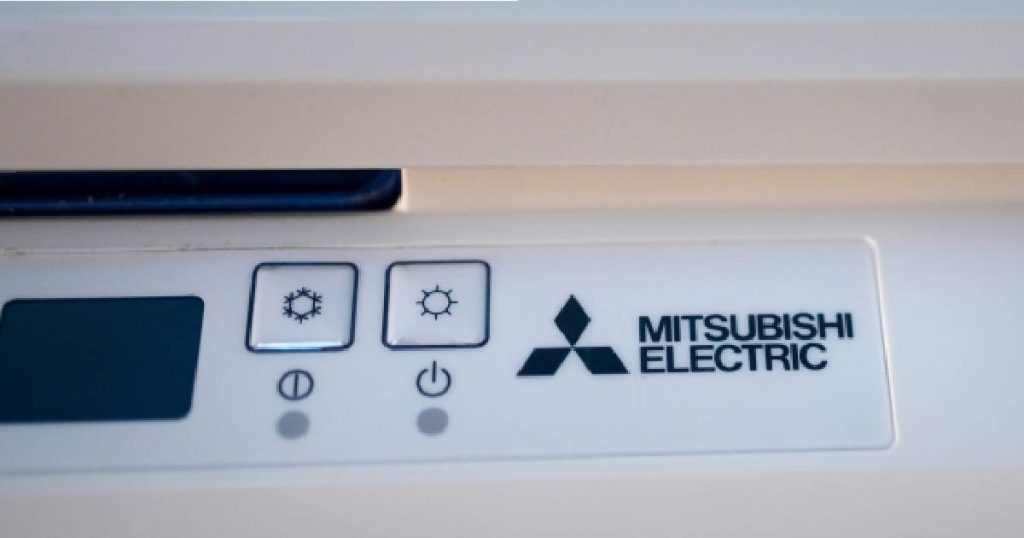 Het logo van Mitsubishi Electric op een airconditioner.