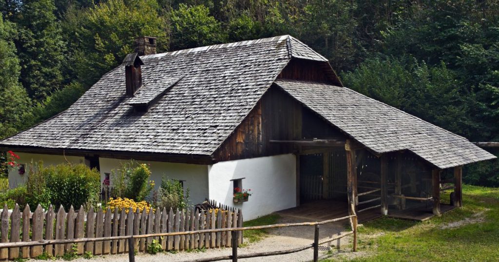 Klassieke, landelijke woning met schuur onder het wolfsdak die dient voor de opslag van hooi voor de dieren in de stal op het gelijkvloers.