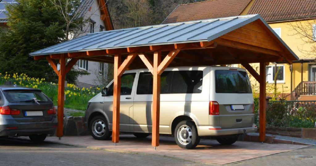 Een houten carport of overkapping met eenvoudig zadeldak. De eenvoudige constructie van het zadeldak maakt het de ideale afwerking van zowel woningen als bijgebouwen.